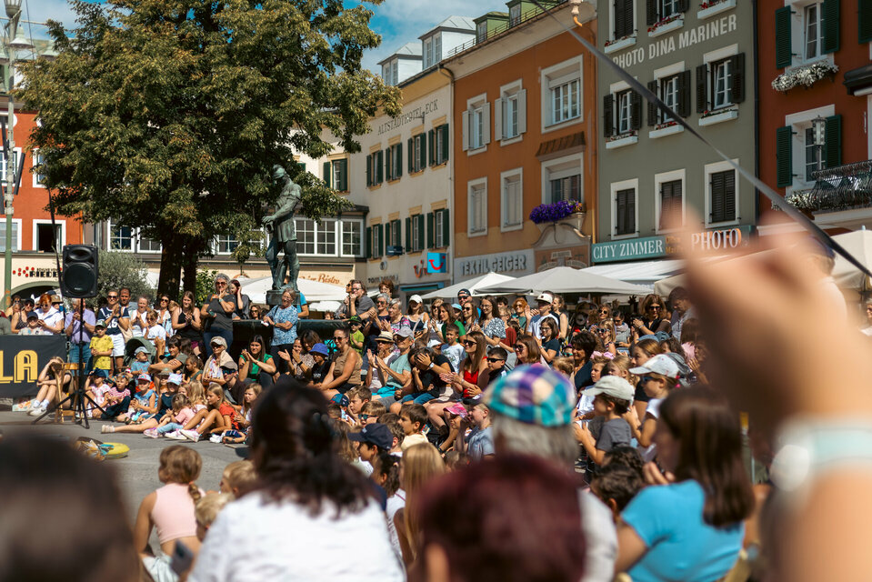 Die Menschenmenge bei Olala 2025 am Lienzer Hauptplatz klatscht begeistert in die Hände.