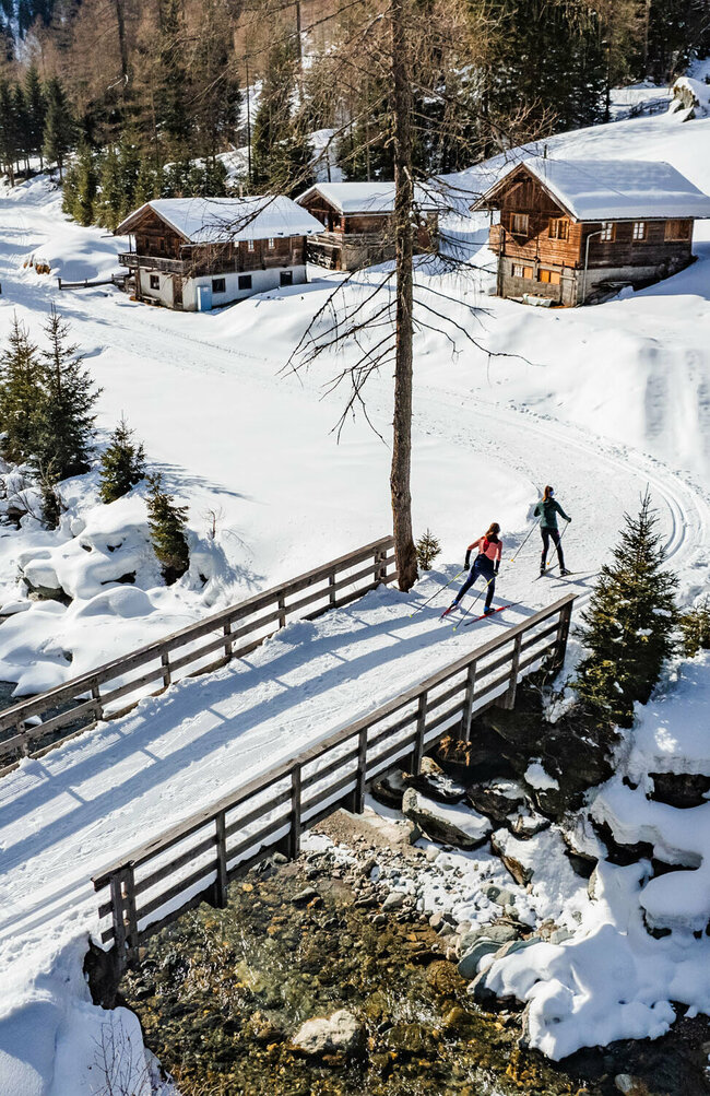 Blick auf eine Brücke auf der Langlaufloipe in Prägraten von oben
