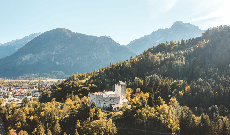 Schloss Bruck im Herbst Combinazioni unica di natura e cultura