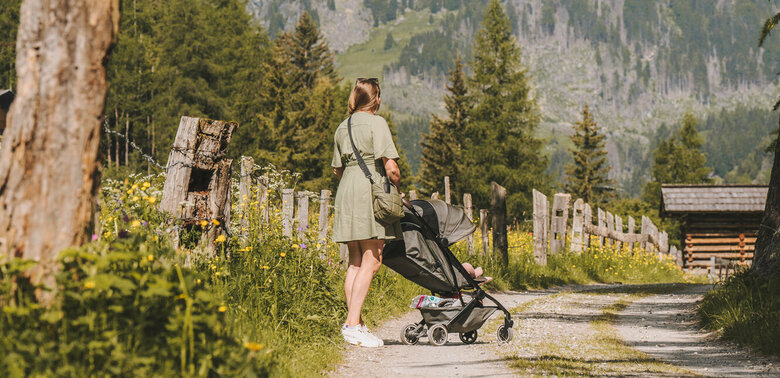 Spazieren mit Kinderwagen