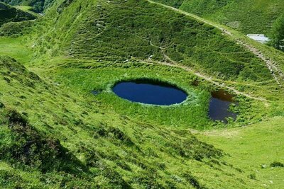 Wasserkrafort Pfauenauge Der Wasserkrafort Pfauenauge hinter den Jagdhausalmen in St. Jakob i. D.. Ein kreisrunder, kleiner Bergsee welcher sich mit seiner kräftig-blauen Farbe aus der saftig-grünen Umgebung deutlich heraushebt.