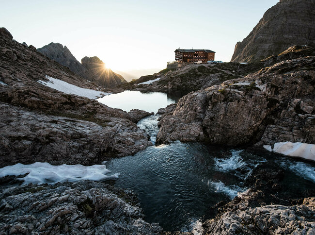 Karlsbaderhütte Blick auf die Karlsbaderhütte und davor der Laserzsee mit letzten Schneeresten.
