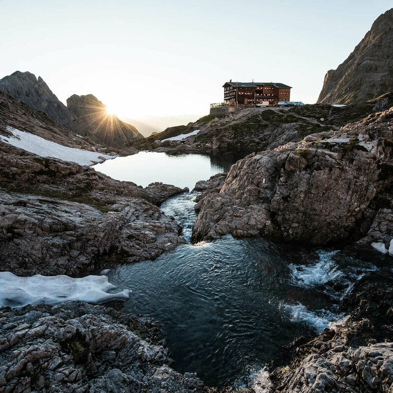 Karlsbaderhütte Blick auf die Karlsbaderhütte und davor der Laserzsee mit letzten Schneeresten.