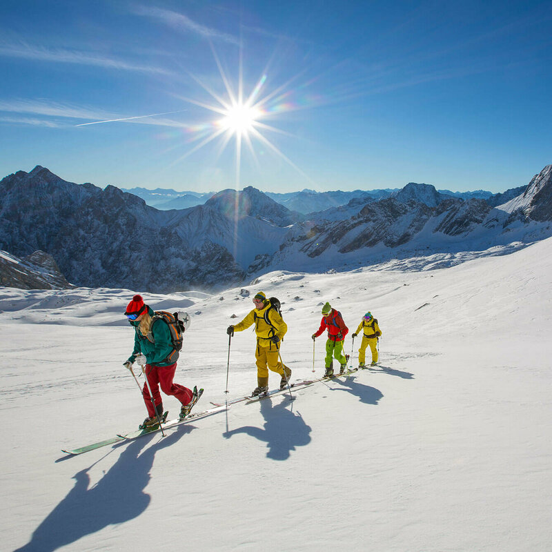 Skitour Vier Personen auf Skitour bei strahlendem Sonnenschein in der Osttiroler Bergwelt.