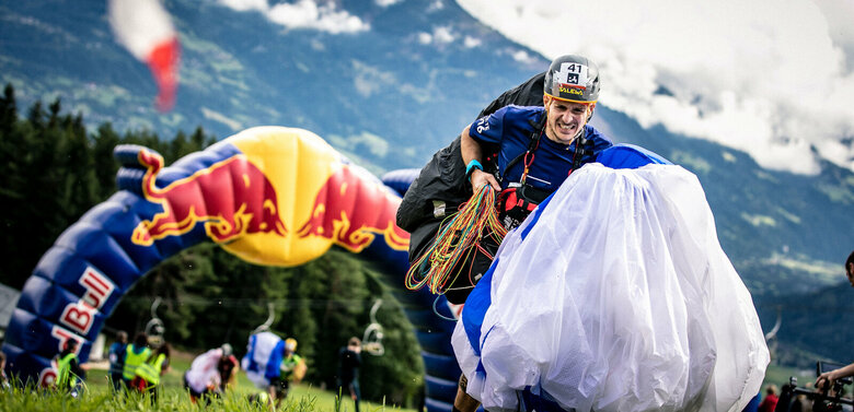 Der Paragleiter oder die Paragleiterin muss zwei einzelne Flüge absolvieren und kommt schlussendlich im Dolomitenstadion in Lienz an, wo noch eine halbe Stadionrunde zu laufen ist.