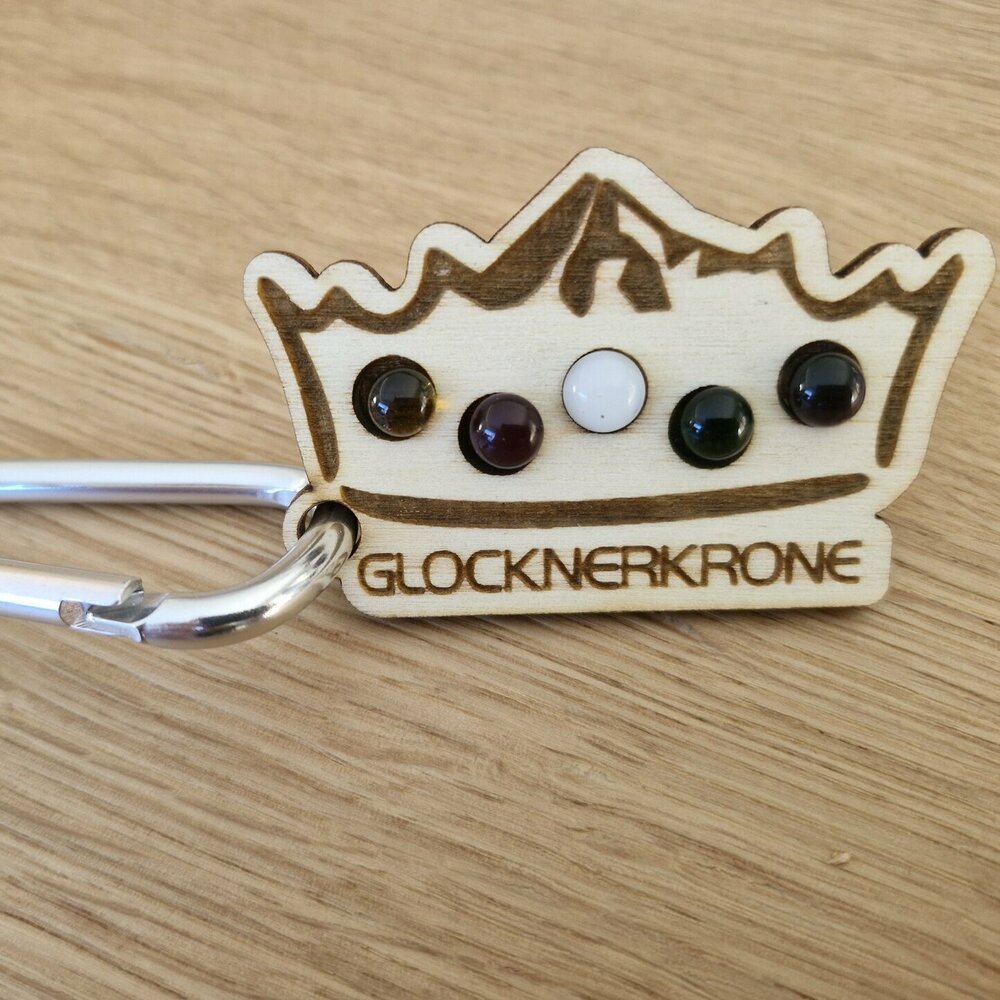 Glocknerkrone mit Juwelen bestückt Holzkrone zum Weitwanderweg Glocknerkrone in Kals am Großglockner, mit Fokus auf Juwelen sammeln.