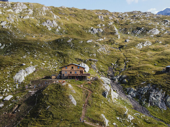 Die neue Eisseehütte inmitten felsig-grüner Almlandschaft entlang der 2. Etappe des Adlerwegs in Prägraten