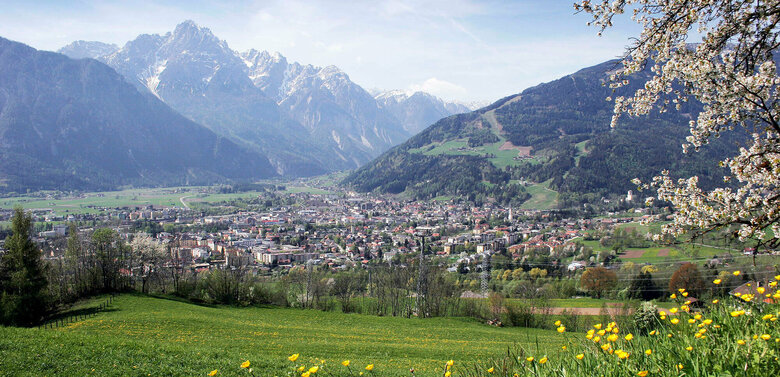 Blick auf den Lienzer Talboden an einem schönen Frühlingstag.