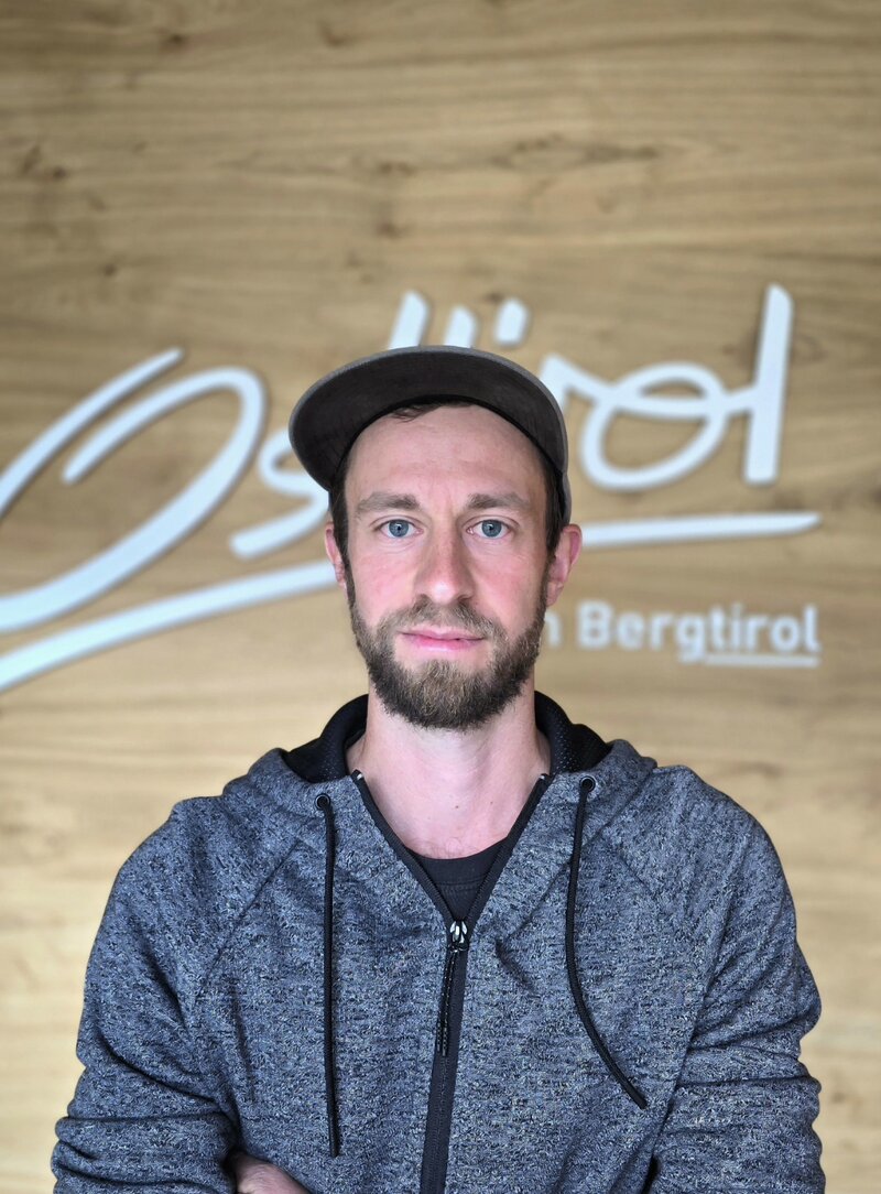 Martin Mariacher in grauer Jacke und schwarzer Schildkappe.