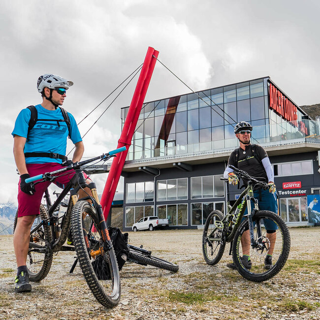 Biken Adler Lounge Bikepark Grossglockner Zwei Biker sind mit ihren Bikes im Adler Lounge Bikepark Grossglockner