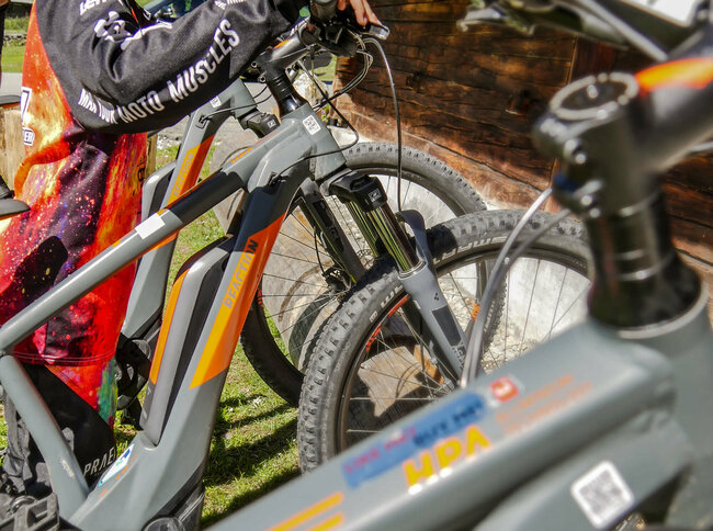 Kind stellt sein E-Bike zu den anderen Bikes