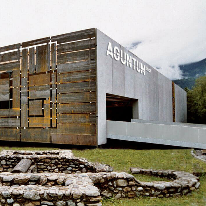 Außenansicht des archäologischen Museums Aguntum in Dölsach an einem bewölkten Tag.