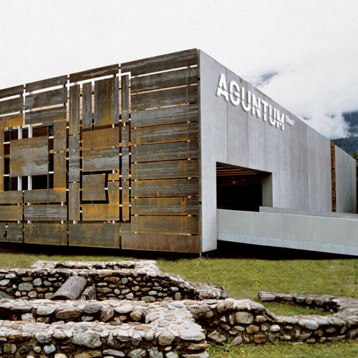 Aguntum Haus Außenansicht des archäologischen Museums Aguntum in Dölsach an einem bewölkten Tag.