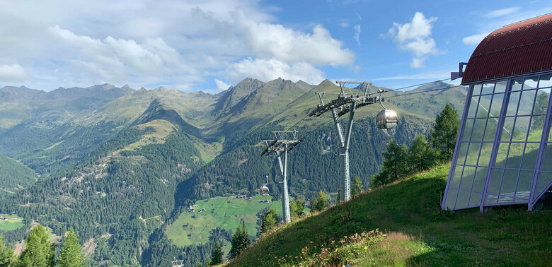 Die Bergbahnen St. Jakob mit Bergpanorama und Blick in die Natur des Defereggentals.
