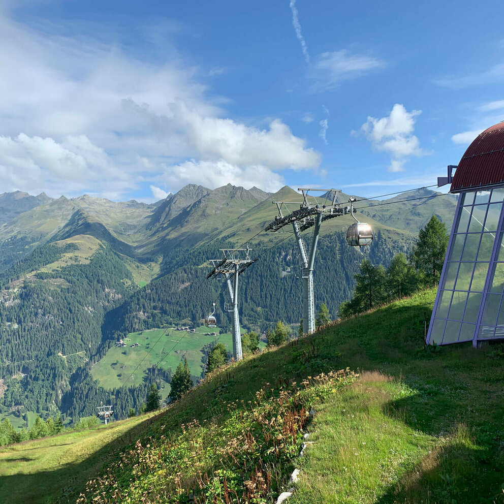 Bergbahnen St. Jakob Die Bergbahnen St. Jakob mit Bergpanorama und Blick in die Natur des Defereggentals.