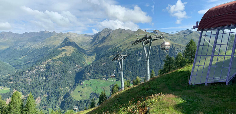 Bergbahnen St. Jakob Die Bergbahnen St. Jakob mit Bergpanorama und Blick in die Natur des Defereggentals.
