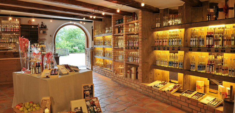 Hofladen Kuenz Innenansicht des Hofladens der Schnapsbrennerei Kuenz in Dölsach mit vielen verschiedenen Schnäpsen und Likören sowie Äpfel.