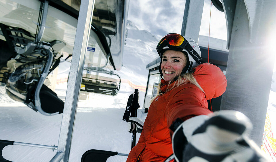 Skizentrum St. Jakob i. D. Skifahrer stehen beim Lift im Skizentrum St. Jakob i. D. an.