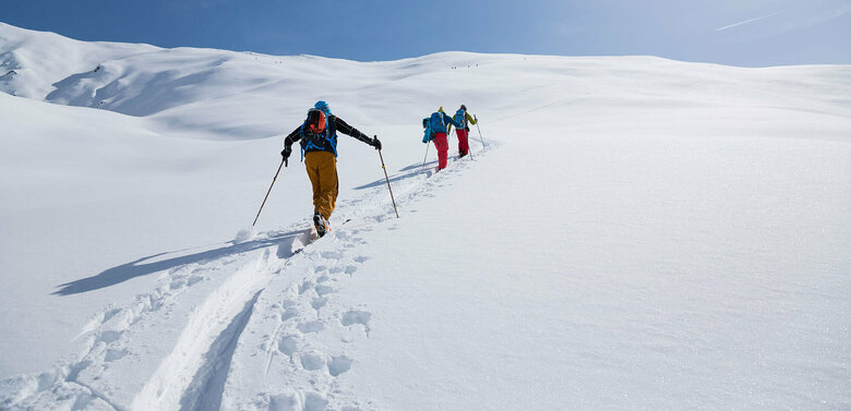 Skitouren Herzassvillgraten Kalkstein Skitourengeher:innen auf der Herz-Ass Skitour in Villgraten