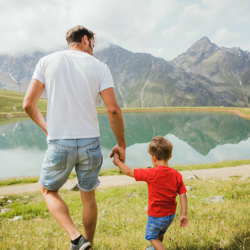 Papa wandert mit seinem Kind an der Ochsenlacke.