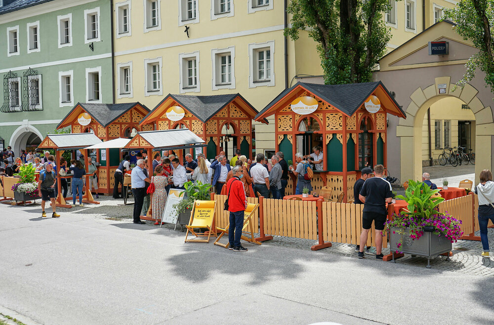 Viele Leute vor den Ständen am Lienzer Hauptplatz beim Osttirol de Luxe.
