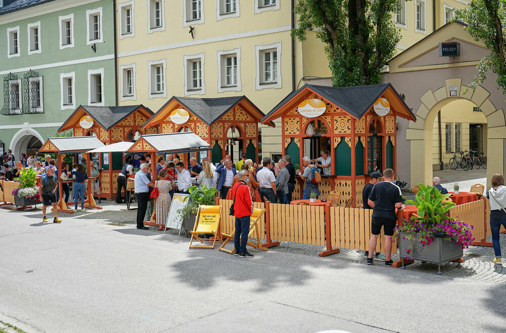 Viele Leute vor den Ständen am Lienzer Hauptplatz beim Osttirol de Luxe.