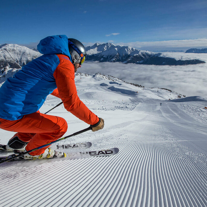 Skizentrum Sillian Hochpustertal Skifahrer zieht seine Spuren im Skizentrum Sillian Hochpustertal