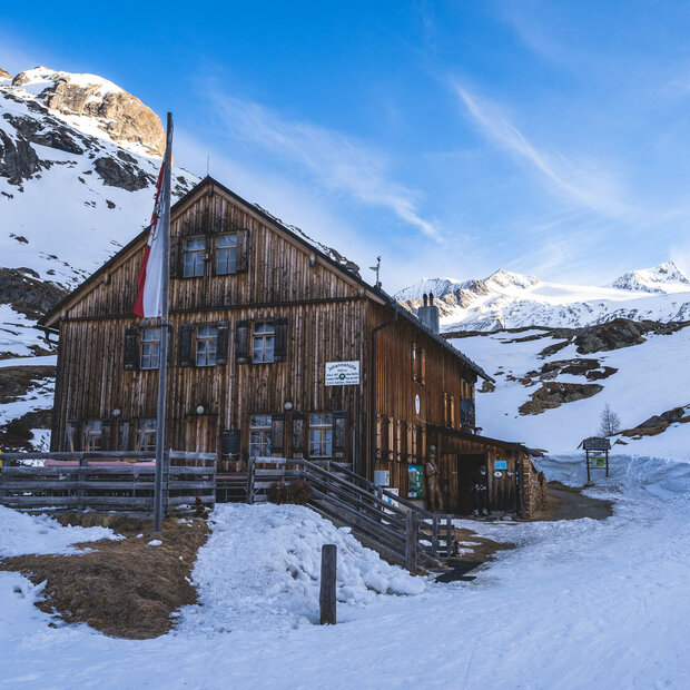 Blick auf den Startpunkt der Skitour Hoch Tirol Etappe 3, die Johannishütte