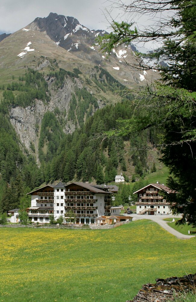 Blick auf das Hotel Taurerwirt in Kals a.G. im Sommer.