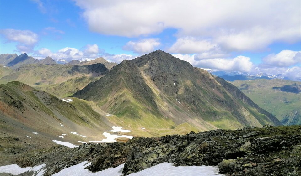 mächtige Gipfel entlang des Weges...
