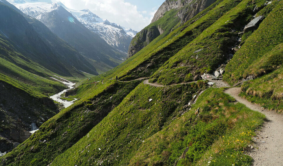 Auf dem Weg zur Clarahütte geht es rechhterhand das Tal entlang.