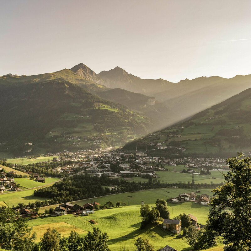 Matrei in Osttirol im Sommer Blick von oben auf Matrei in Osttirol an einem Sommertag. Die Sonnenstrahlen blitzen auf das Dorf.