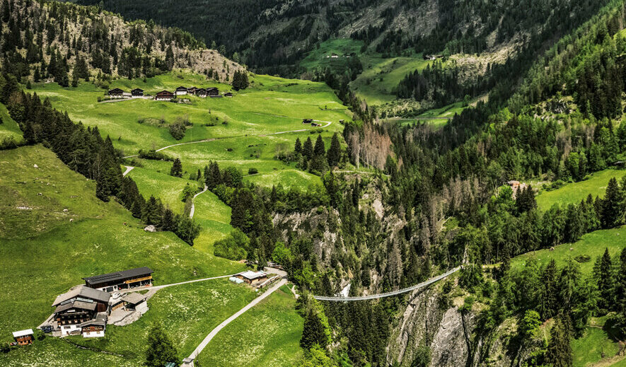 Drohnenaufnahme von der Iseltrail-Hängebrücke im Iseltral.