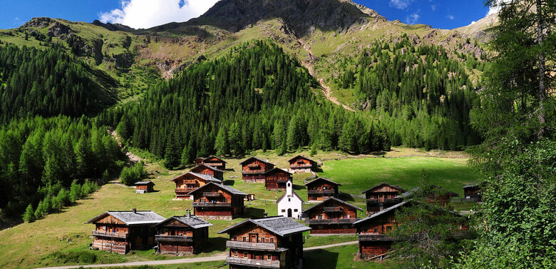 Das Almdorf Oberstaller im Villgratental umringt von Wiesen, Wäldern und Bergen