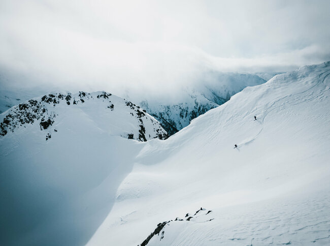 Winterliches Bergpanorama mit leichten Nebelschwaden über die Gipfel ziehend