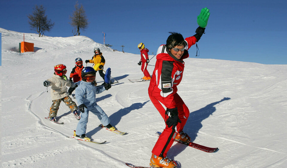 Skikurs Skizentrum Sillian Hochpustertal Alle Kids dem Skilehrer nach - Skikurs Skizentrum Sillian Hochpustertal
