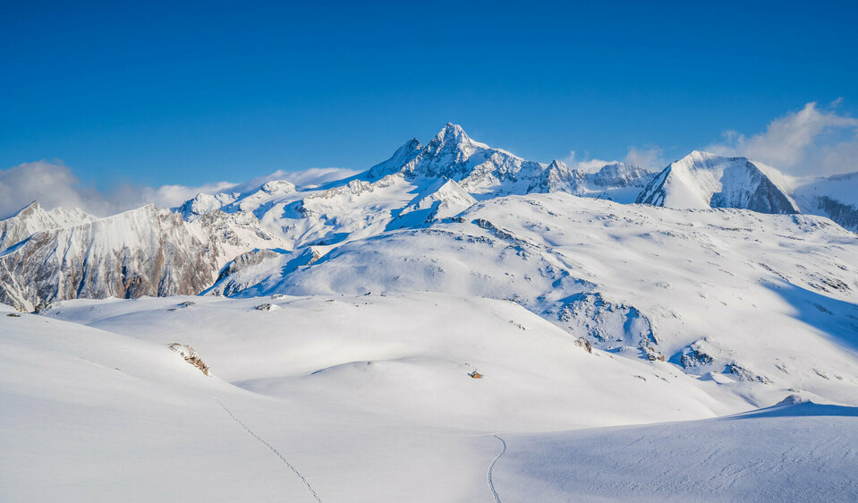Auf der Tour zum Bösen Weibele werden Skitourenfans mit einer fantastischen Aussicht auf den Großglockner und die umliegenden Gipfel belohnt.