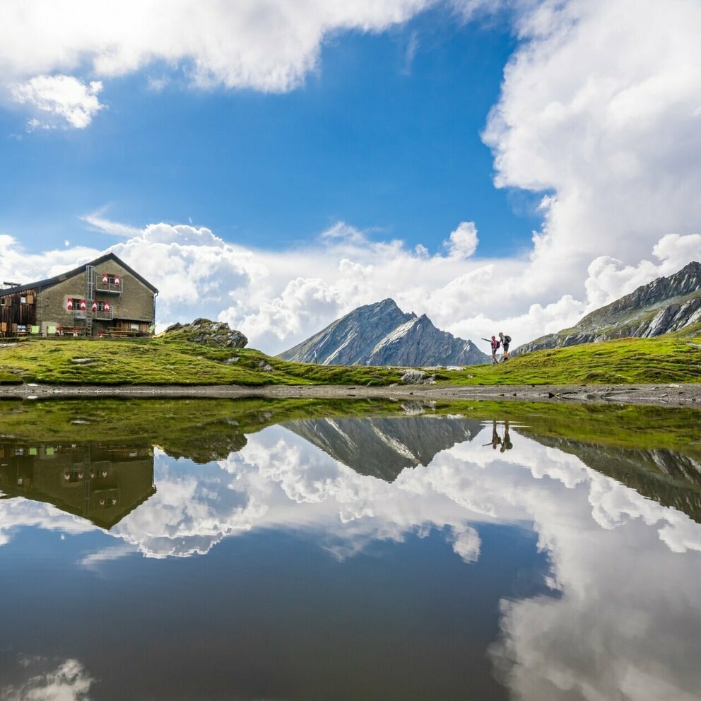 Sudetendeutsche Hütte Die Sudetendeutsche Hütte auf der ersten Etappe der Glocknerkrone in Osttirol. Der See reflektiert die Berge der Granatspitzgruppe.