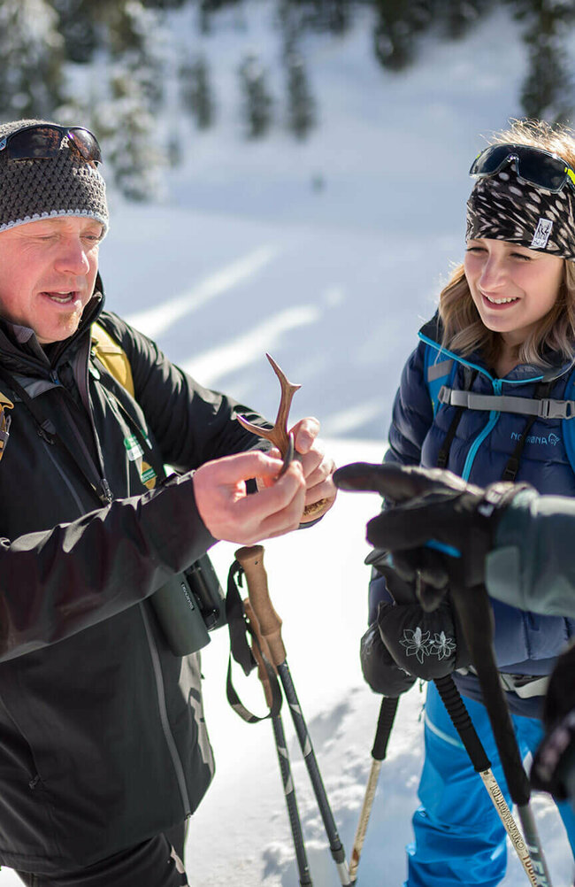 eine Gruppe Schneeschuhwanderer:innen macht Pause im Defereggental