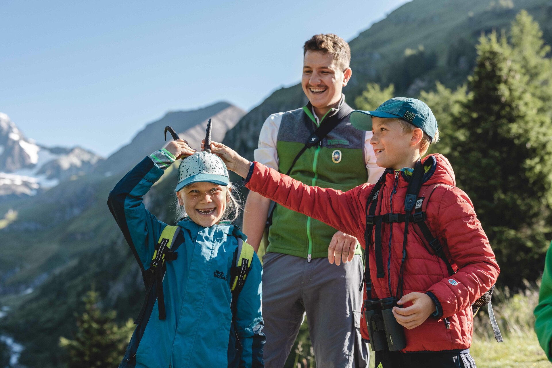 Rangertour mit Kindern Zwei Kinder und ein Ranger bei einer Tour im Nationalpark.