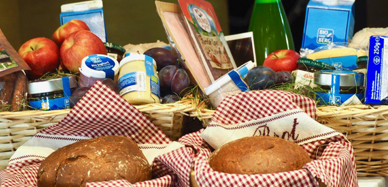 Frühstückstasche Mit verschiedenen Lebensmitteln gefüllte Frühstückstaschen.