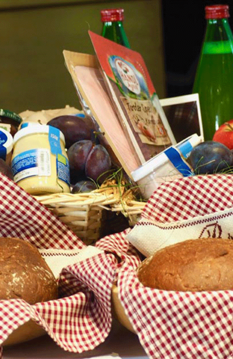 Frühstückstasche Mit verschiedenen Lebensmitteln gefüllte Frühstückstaschen.