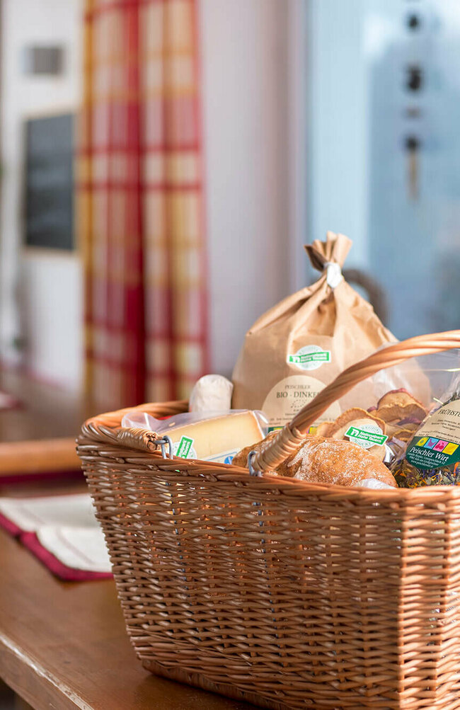 Regionsprodukte Korb mit regionalen Produkten wie Tee, Brot, Schnaps und noch vieles mehr aus der Nationalpark-Region Hohe Tauern.