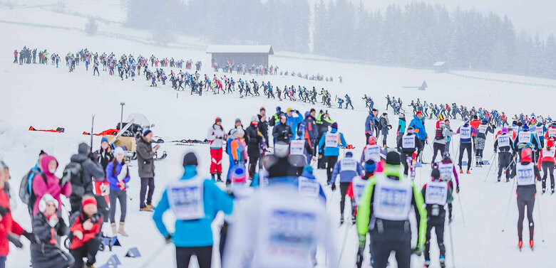 Dolomiten Classic Lauf Zahlreiche Teilnehmer auf der Loipe beim Dolomitenlauf Classic Race