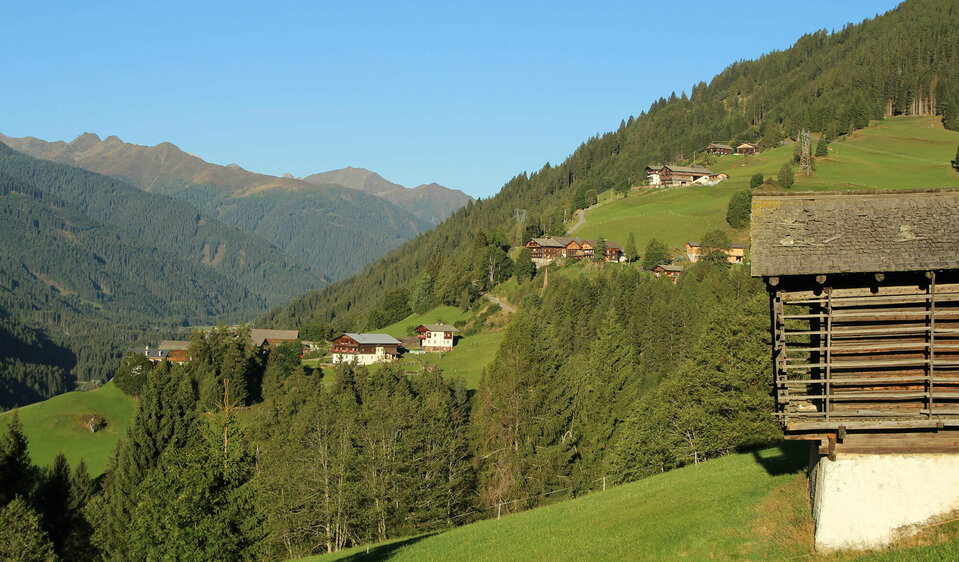 Eggen Untertilliach Sommerliche Ansicht des Weilers Eggen in Untertilliach mit einem Holzstadel im rechten Vordergrund.