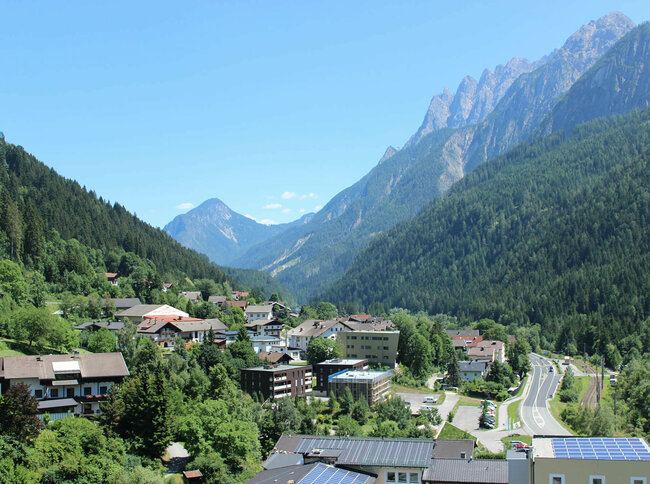 Thal Ortsansicht von Thal mit den umliegenden Wäldern und Bergen im Hochsommer.