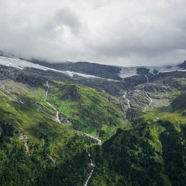 Ausblick auf die bewölkte Berglandschaft am Adlerweg in Osttirol, Etappe 7.