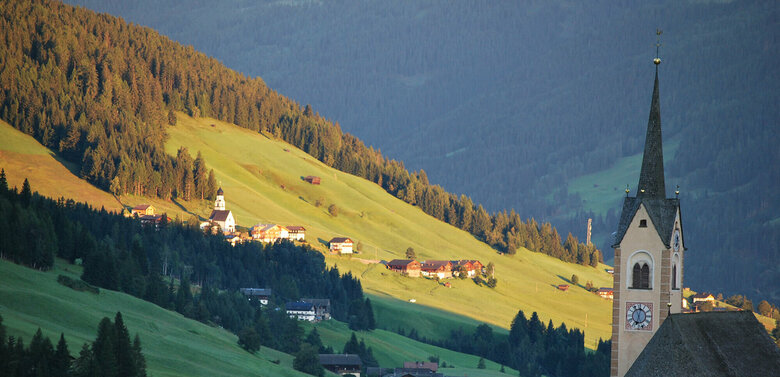Von der Kartitscher Kirche südseitiger Hang mit Siedlungen in Richtung Hollbruck.