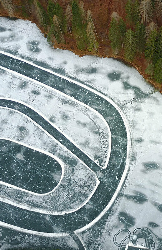 Eislaufplatz Tristachersee aus der Vogelperspektive mit präparierten Spuren.