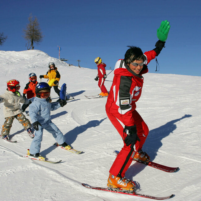 Skikurs Skizentrum Sillian Hochpustertal Skilehrerin mit Skikurs auf der Piste im Skizentrum Sillian im Hochpustertal.
